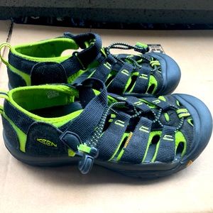 Keen NEWPORT H2 1009965 Women’s Black Green Waterproof Hiking Sandal Bungee Sz 5